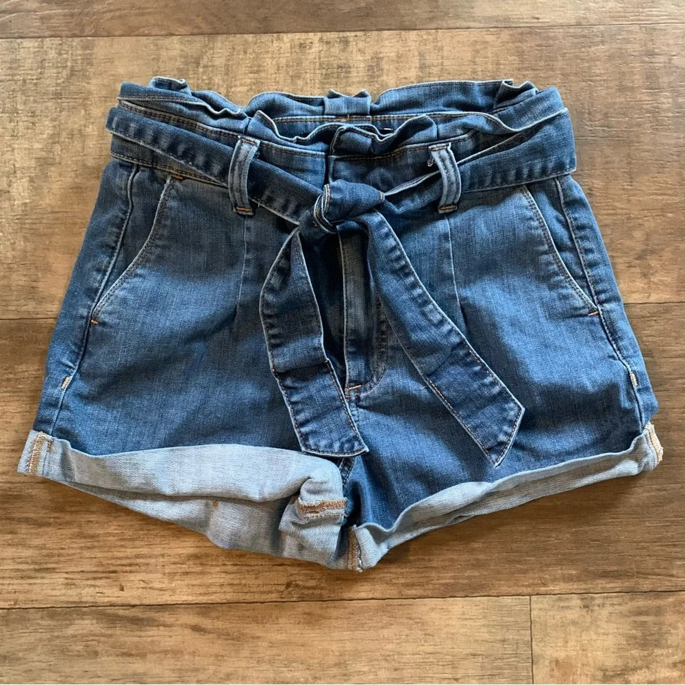 Super High Waist shortie denim shorts with belt - Picture 1 of 9